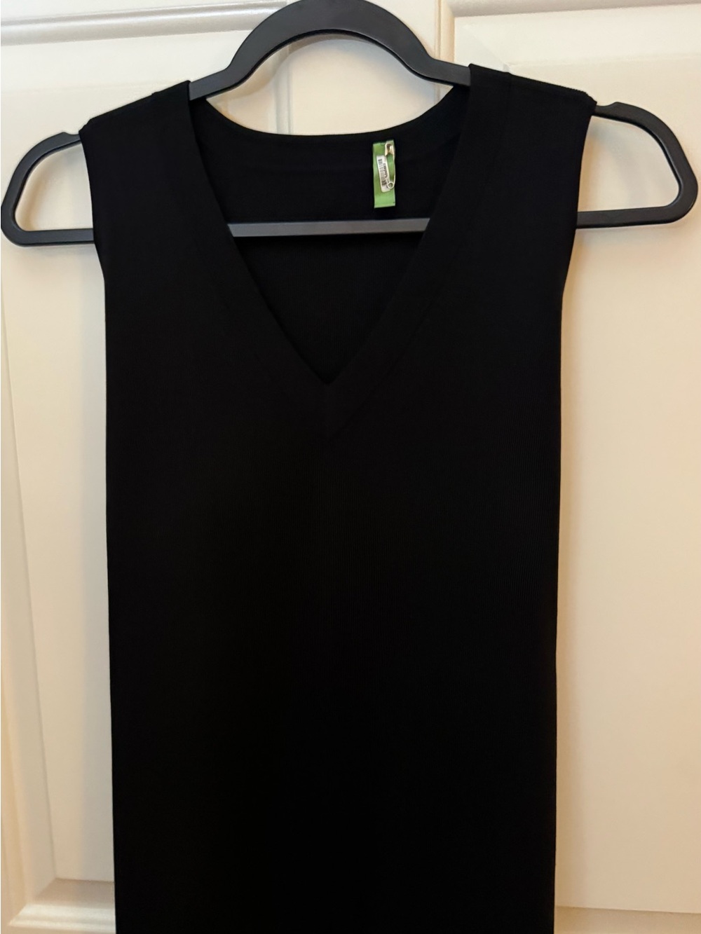 Ann Taylor Top /Tank/ Shell 75% Silk Black V-Neck Sleeveless Women’s Top Size XL